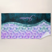 マーメイド皮膚ティール(緑がかった色)銀フェイクグリッターモノグラム ビーチタオル (正面)