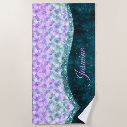 マーメイド皮膚ティール(緑がかった色)銀フェイクグリッターモノグラム ビーチタオル (正面)
