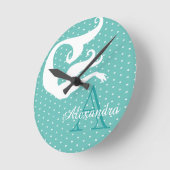 マーメパーソナライズされたイドホワイトティール（緑がかった色）ブルーモノグラムの ラウンド壁時計 (傾斜)