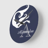 マーメパーソナライズされたイドホワイトネービーブルーモノグラムの ラウンド壁時計 (傾斜)