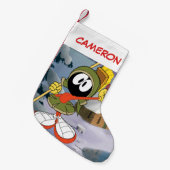 マーヴィン・マルティアン™ウィンターキャビン スモールクリスマスストッキング (正面 (吊り時))