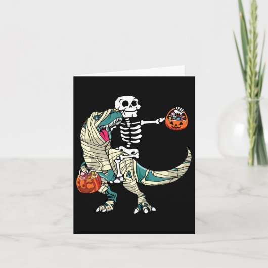 ミイラに乗ったスケルトンのティラノサウルス、ハロウィンの楽しみ カード (正面)
