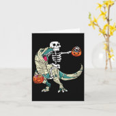 ミイラに乗ったスケルトンのティラノサウルス、ハロウィンの楽しみ カード (黄色い花)