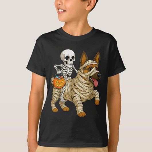 ミイラに乗られたスケルトンのドイツ牧羊犬 Tシャツ (正面)