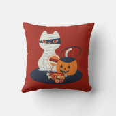 ミイラに変装したハロウィーンの黒猫 クッション (裏面)