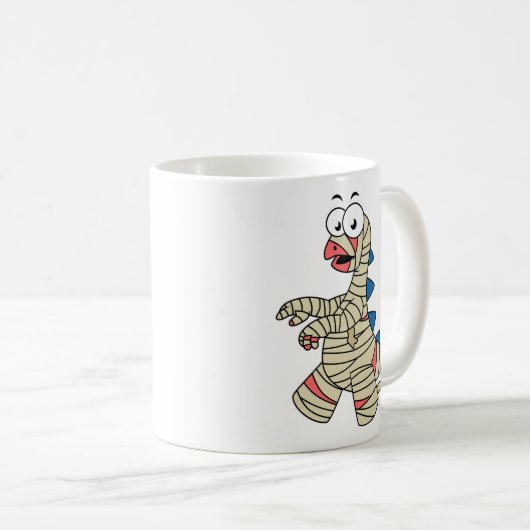ミイラの格好をした漫画のステゴサウルス。 コーヒーマグカップ (正面右)
