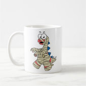 ミイラの格好をした漫画のステゴサウルス。 コーヒーマグカップ (左)