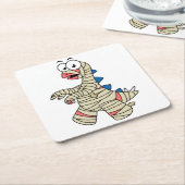 ミイラの格好をした漫画のステゴサウルス。 スクエアペーパーコースター (アングル)