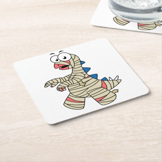 ミイラの格好をした漫画のステゴサウルス。 スクエアペーパーコースター (アングル)
