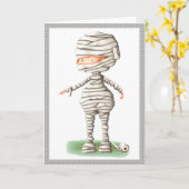 ミイラの衣装を着た男の子と可愛いハロウィーンカード カード (黄色い花)