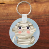 ミイラ・ハロウィーンの衣装を着た可愛い男の子紙プレート キーホルダー (正面)