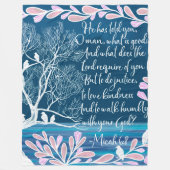 ミカ6:8ティール(緑がかった色)ブルーホワイトツリーバードバイブル聖句 フリースブランケット (正面)