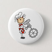 ミキサーボタンを使用している棒の姿のシェフ 缶バッジ (正面)