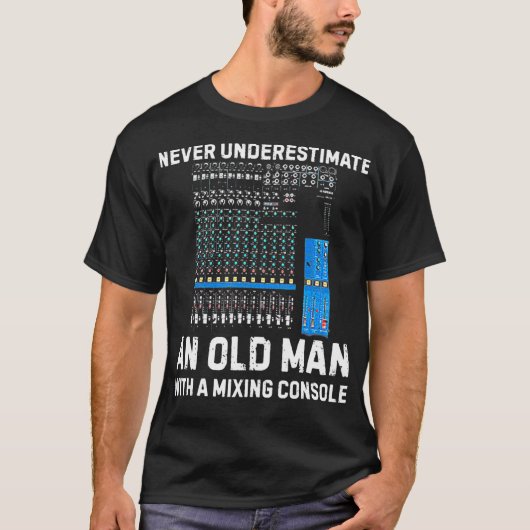 ミキシングコンソを持つ老人を決して過小評価しない Tシャツ (正面)