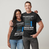 ミキシングコンソを持つ老人を決して過小評価しない Tシャツ (ユニセックス)