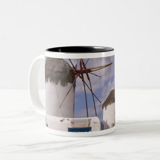 ミコノスの風車がギリシャ諸島にある ツートーンマグカップ (正面左)