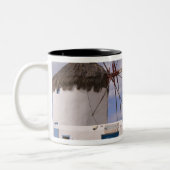 ミコノスの風車がギリシャ諸島にある ツートーンマグカップ (左)