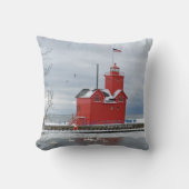 ミシガンビッグレッドライトハウスと冬の白鳥 クッション (正面)