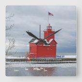 ミシガンビッグレッドライトハウスと冬の白鳥 スクエア壁時計 (正面)