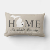ミシガンホームベージュカスタムファミリーモノグラム ランバークッション (正面)