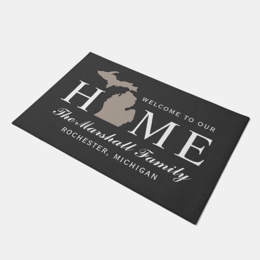 ミシガンホーム州チャコールグレイカスタムへようこそ ドアマット (アングル)