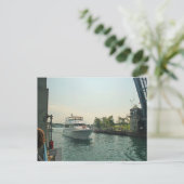 ミシガン州チャルヴォワ州ドローブリッジの下のボート ポストカード (スタンド正面)