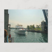 ミシガン州チャルヴォワ州ドローブリッジの下のボート ポストカード (正面)