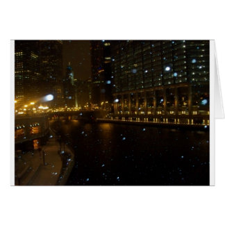 ミシガン州Ave.に沿うChicago川の歩行