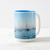 ミシガン湖のボート写真 ツートーンマグカップ (正面右)