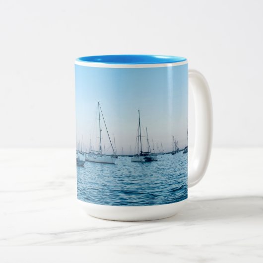 ミシガン湖のボート写真 ツートーンマグカップ (正面右)