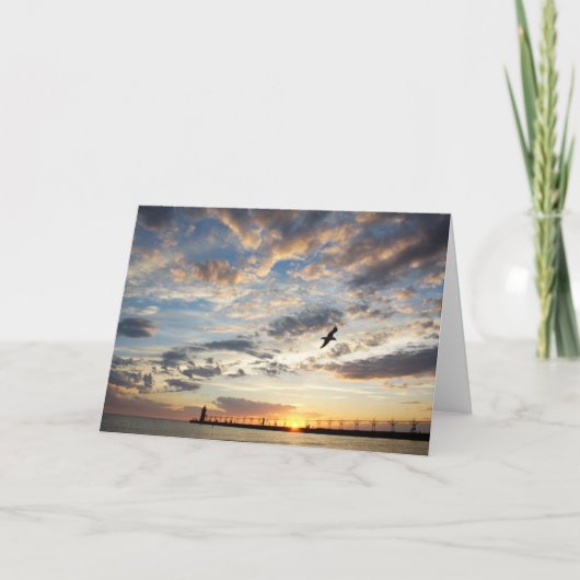 ミシガン湖の上の美しい曇りの夕日 カード (正面)