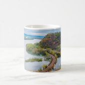 ミシシッピ川と木の茂った断崖 コーヒーマグカップ (中央)