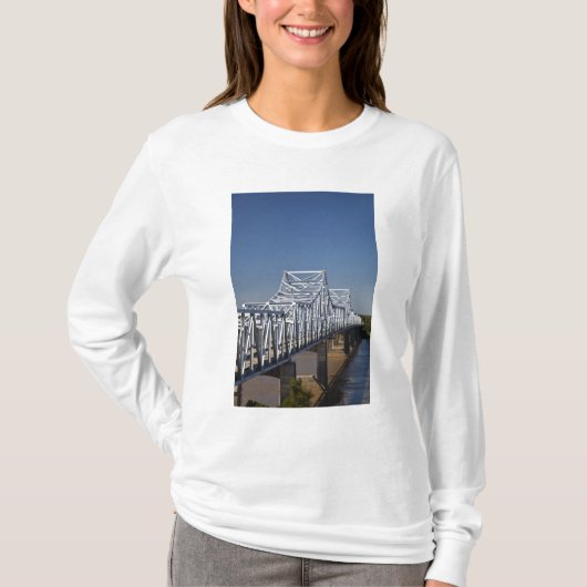 ミシシッピ川にかかる州間高速道路20号線の橋 Tシャツ (正面)