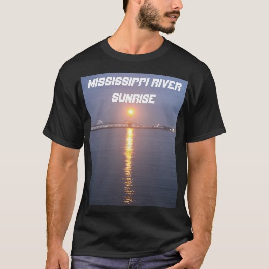 ミシシッピ川の日の出Tシャツ Tシャツ (正面)