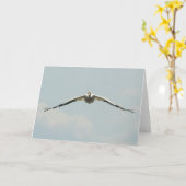 ミシシッピ川を越えて飛び上がるペリカン カード (黄色い花)