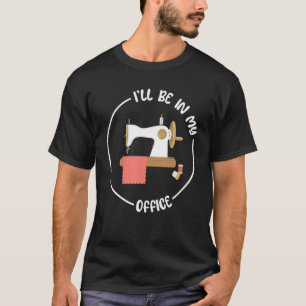 ミシン職人さんのおもしろい一言 ミシンはオフィスにあります Tシャツ