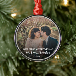 ミスターとミセスとして初めてのクリスマスを迎えた夫婦の写真 メタルオーナメント