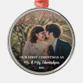 ミスターとミセスとして初めてのクリスマスを迎えた夫婦の写真 メタルオーナメント (正面)