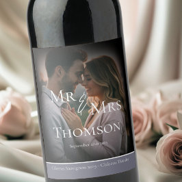 ミスターエレガント・アンド・ミセス写真の薄暗い灰色の冬の結婚式 ワインラベル