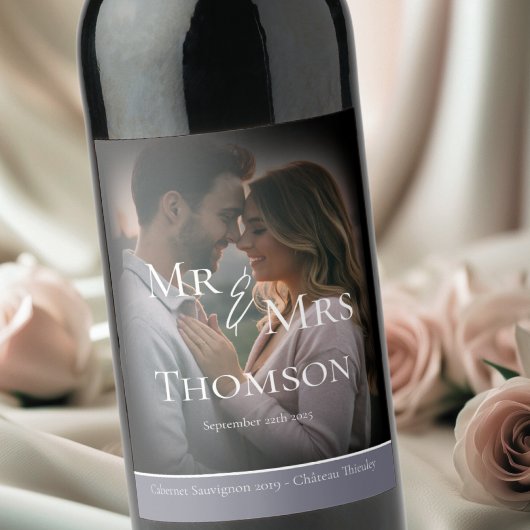 ミスターエレガント・アンド・ミセス写真の薄暗い灰色の冬の結婚式 ワインラベル
