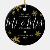 ミスターモダン&ミセス金ゴールドスノーフレーク私たちの最初のクリスマス セラミックオーナメント (正面)