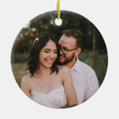 ミスターモダン&ミセス金ゴールドスノーフレーク私たちの最初のクリスマス セラミックオーナメント (裏面)