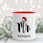 ミスターレッドサンタハットカスタムホリデーモノグラム ツートーンマグカップ<br><div class="desc">クリスマスの休日のマグカップは、あなたのモダンの姓と黒いスクリプカスタムトのMr.フェスティバルの赤いサンタハットはデザインにアクセントを与える。新しいカップルの最初の結婚クリスマスに向け祝て完璧なギフト結婚した!ミセス・ホリデー・マグに向けて当店を訪問。</div>