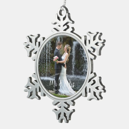ミスター・アンド・ミセスの写真としての結婚第1回のクリスマス スノーフレークピューターオーナメント (右)