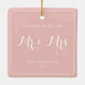 ミスター・アンド・ミセスシンプルズ・ミニマリスト・ピンク新婚カップル セラミックオーナメント (裏面)