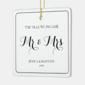 ミスター・アンド・ミセスシンプル・ミニマリストのブラック新婚カップル セラミックオーナメント (左)