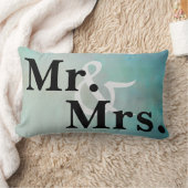 ミスター・アンド・ミセスタイポグラフィ枕ティール（緑がかった色）ブルーグラデーション ランバークッション (ブランケット)