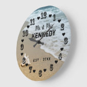 ミスター・アンド・ミセス・コースタル・ビーチ結婚式 ラージ壁時計 (傾斜)