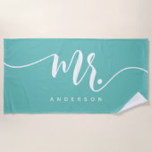 ミスター・ティール（緑がかった色）と白い新婚の新郎パーソナライズされた ビーチタオル (正面)