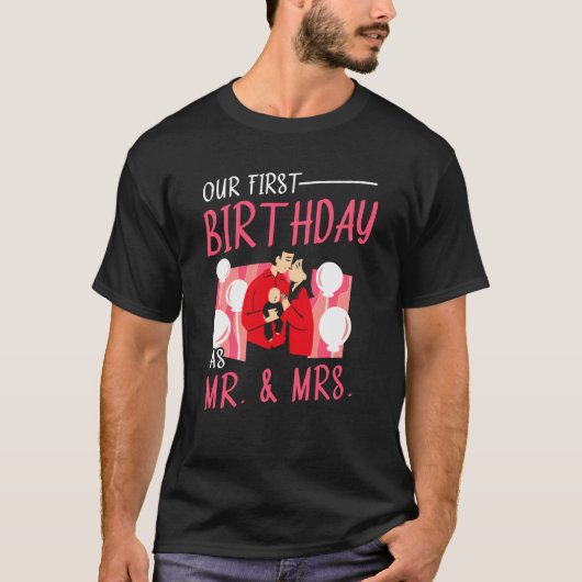 ミスター&ミセスとしての私たちの最初の誕生日 妊娠に関するフレーズ P Tシャツ (正面)